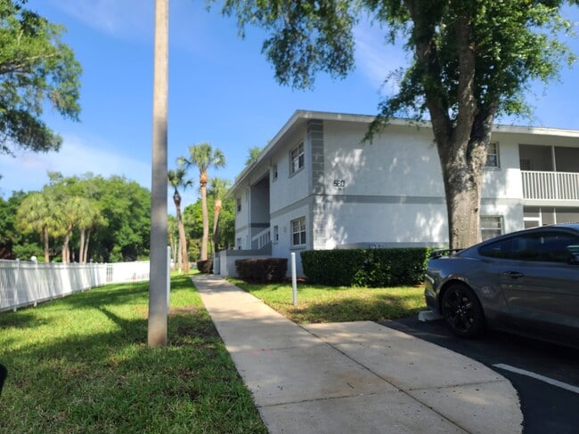 Building Photo - 580 Fairways Ln