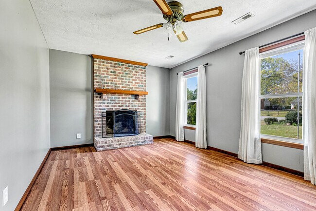 Building Photo - 421 Evanrude Ln