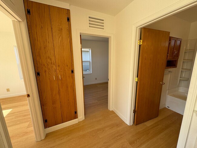 Building Photo - Adorable two bedroom cottage in Newport!