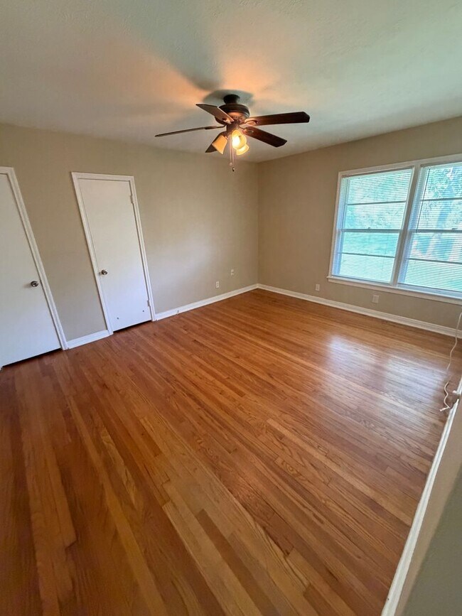 Building Photo - Rarely available and ready for immediate move in!