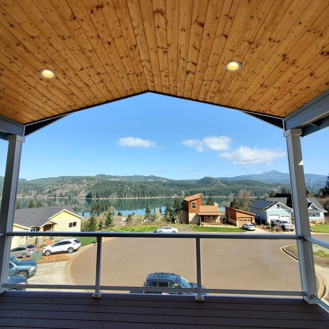 Building Photo - Dog friendly Lakeview 3 Bed: 2Bath w/2 Car...