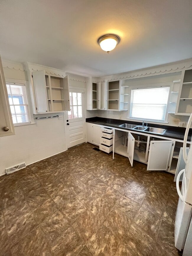 Building Photo - Charming 3 bd, 1.5 ba home!