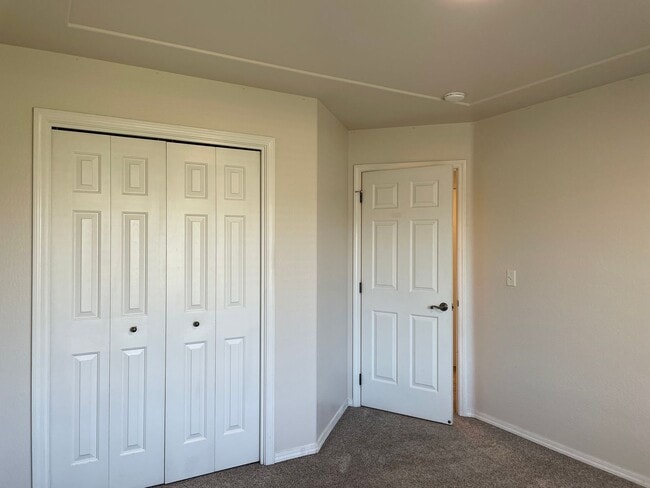 Building Photo - Stunning 3 Bedroom 2 Bath Home- Located in Friendly Central Point-Over 1600 Sq. Ft.