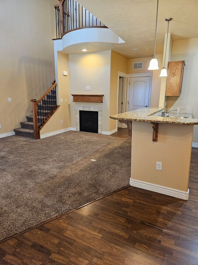 Building Photo - 3/2.5 in Boise-2 Car Garage, Fireplace, Vaulted Ceilings, Landscaping Included.