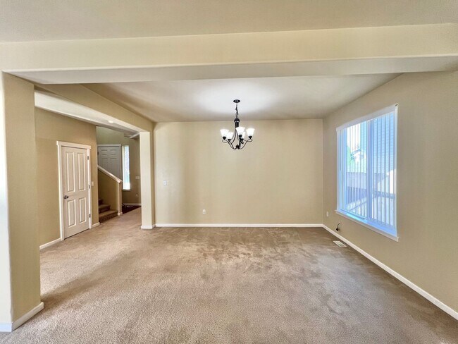 Building Photo - MOVE IN READY: 4bd 2.5ba 2,086 sq ft