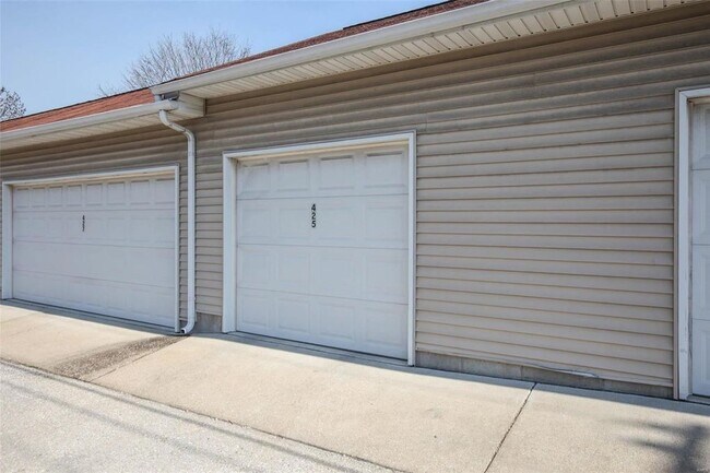 Building Photo - 425 N Sarah St