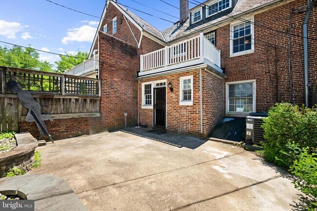 Building Photo - 214 E University Pkwy
