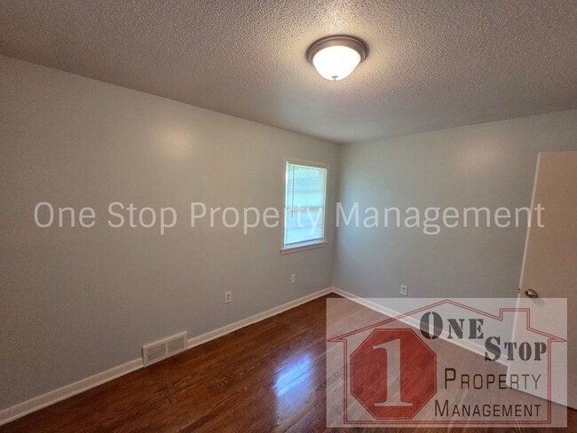 Building Photo - Beautiful 2 Bedroom 1 Bathroom in Lee Summit!