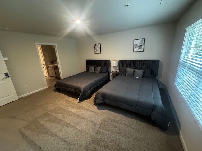 Building Photo - Room in Townhome on Chestnut Trce