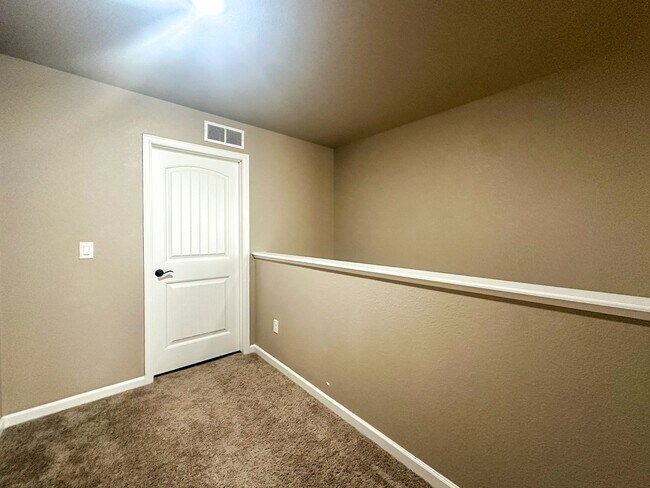 Building Photo - Grand 6bd 4ba Crystal Valley home with an in-law suite!!!