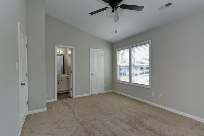 Building Photo - Beautiful 2 bed 2.5 bath Condo. Move-in Re...