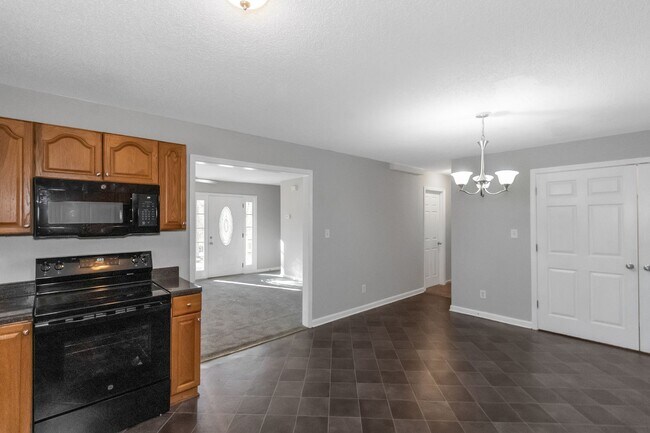 Building Photo - Adorable 3BR / 2Bath Home in Griffin! 1 Acre Lot!