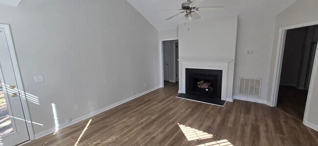 Building Photo - Great clean one level condo convenient to ...