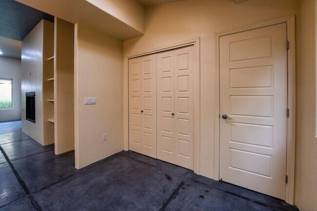 Building Photo - 2010 E 1st St