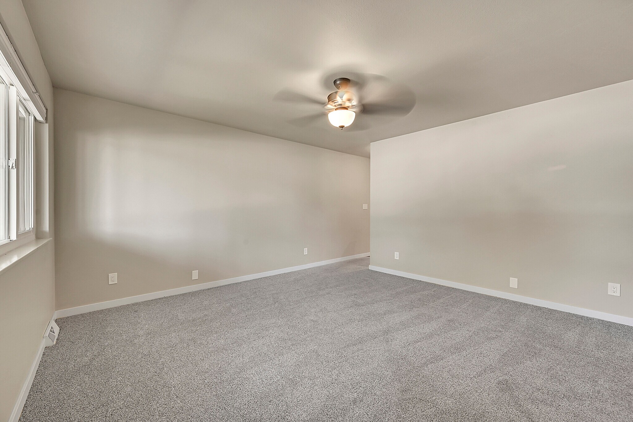 Building Photo - 2742 W 22nd Street Dr