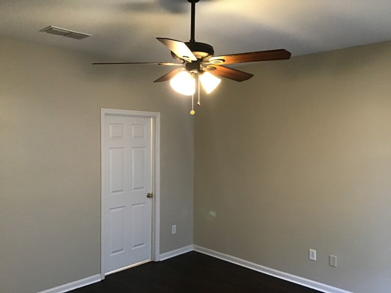 Building Photo - 671 Southland Ln