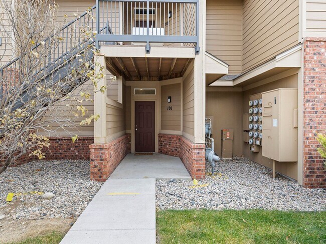 Building Photo - 2 bed 2 Bath Condo with Community Pool!