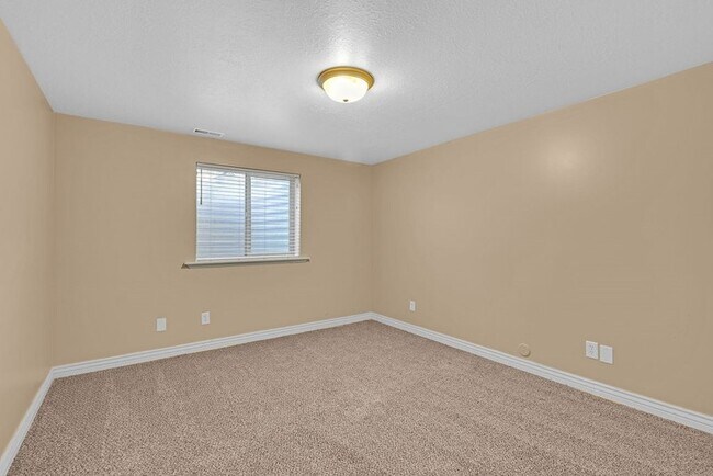 Building Photo - 2093 E View Dr