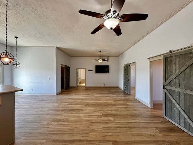 Building Photo - Barndominium in the Country!