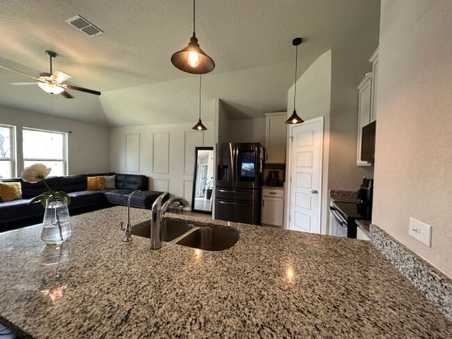 Building Photo - Move in soon! Beautiful  3 bedroom 2 bath near Lackland AFB