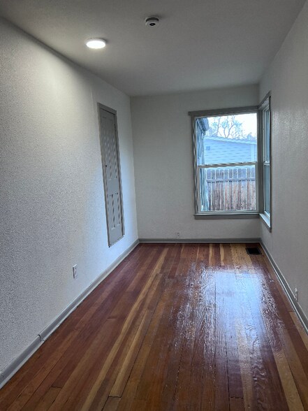 Building Photo - 105 E 12th St