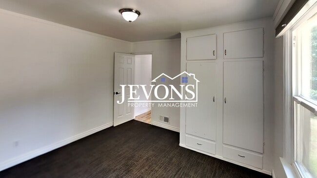 Building Photo - Charming 3-bedroom home with large fenced ...