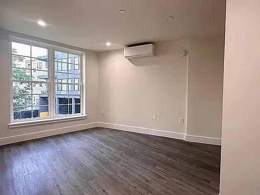 Building Photo - 25-31-31 27th St