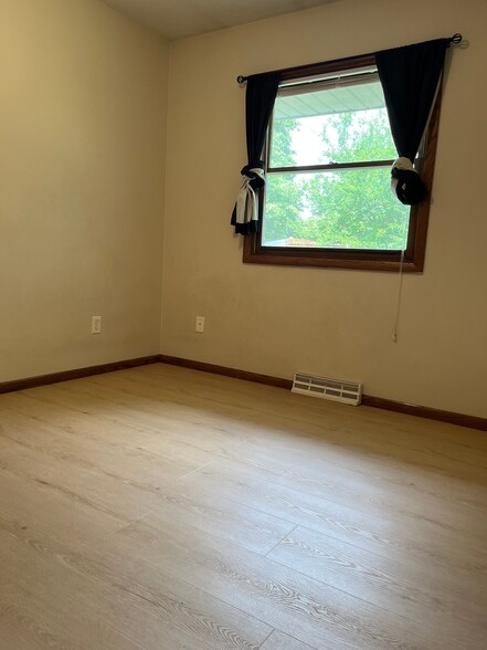 Building Photo - 807 Elm Creek Cir