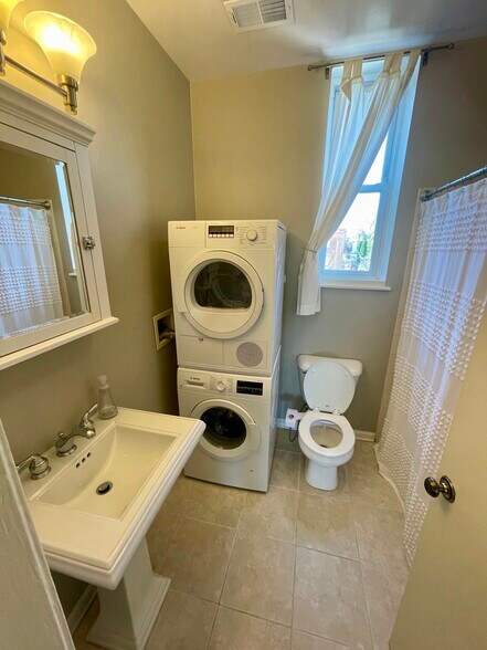 Building Photo - 916 W Wisconsin St