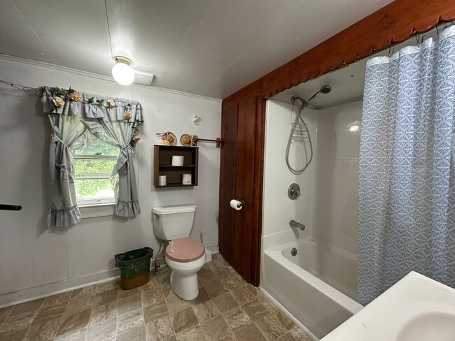 Building Photo - 3 bedroom/1 bath house  Fall Branch, TN