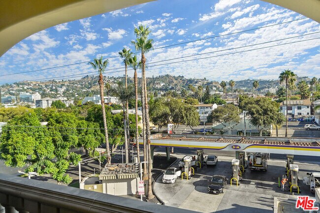 Building Photo - 1050 N Edinburgh Ave