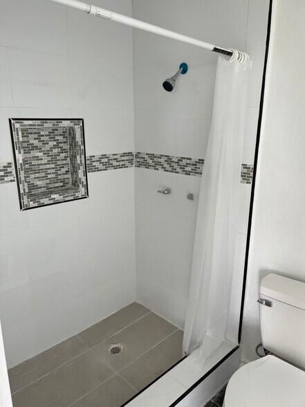 Building Photo - 7226 E Trenton Rd