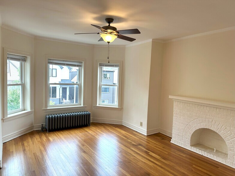 Living room - 2249 W Winnemac Ave