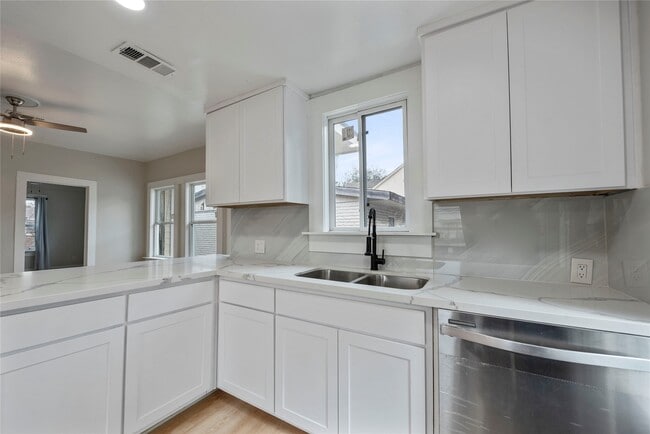 Building Photo - 615 Pacific St