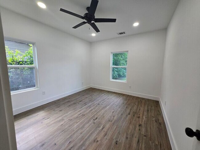 Building Photo - Stunning New Build