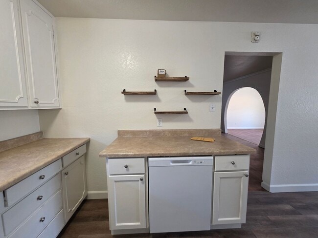 Building Photo - 4 bedroom single story near freeway & shop...