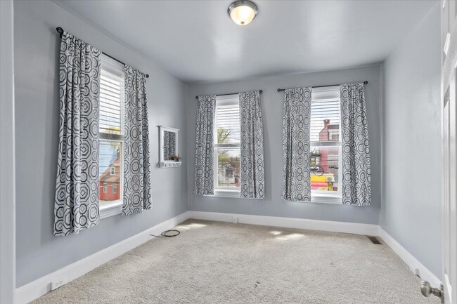 Building Photo - Beautiful 3BR 2.5 BA Townhouse in Downtown...