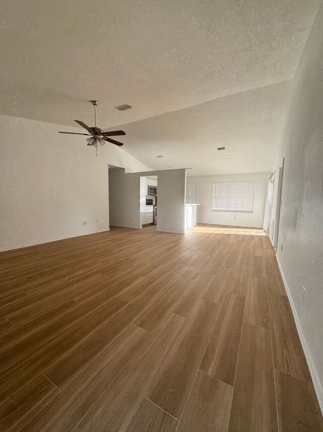 Building Photo - Charming 3/2 Home with open floor plan.