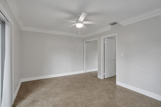 Building Photo - 917 NE 17th Ct