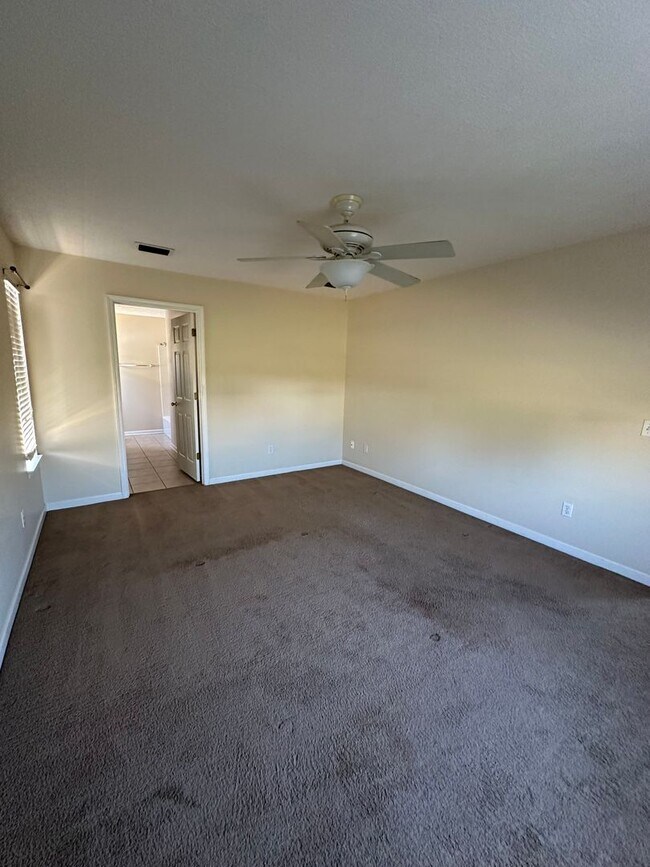 Building Photo - 3 Bed 2 Bath located in the Palm Cove Community!