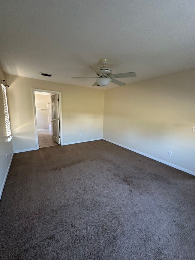 Building Photo - 3 Bed 2 Bath located in the Palm Cove Gated Community!