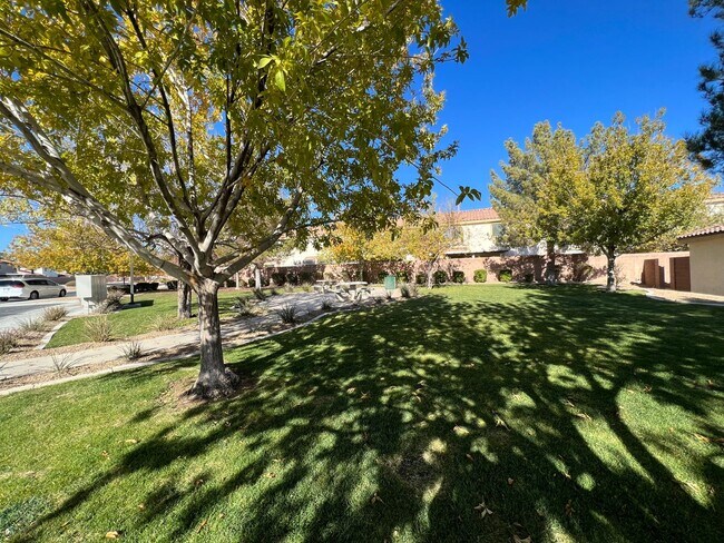 Building Photo - 3 BED 2.5 BATH 2 CAR GARAGE TOWNHOUSE w/ PRIVATE BACKYARD in GATED COMMUNITY.