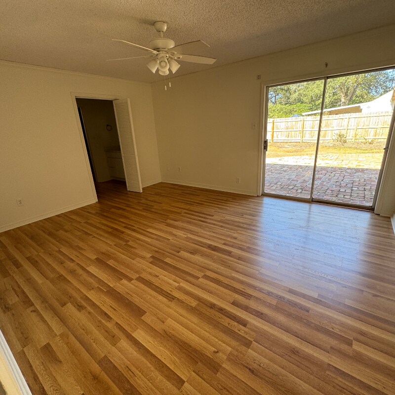 Building Photo - 114 Oak Dr