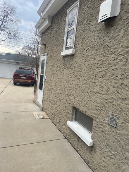 Building Photo - 133 S 76th St
