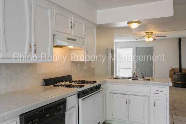 Building Photo - 1800 Glorieta St NE