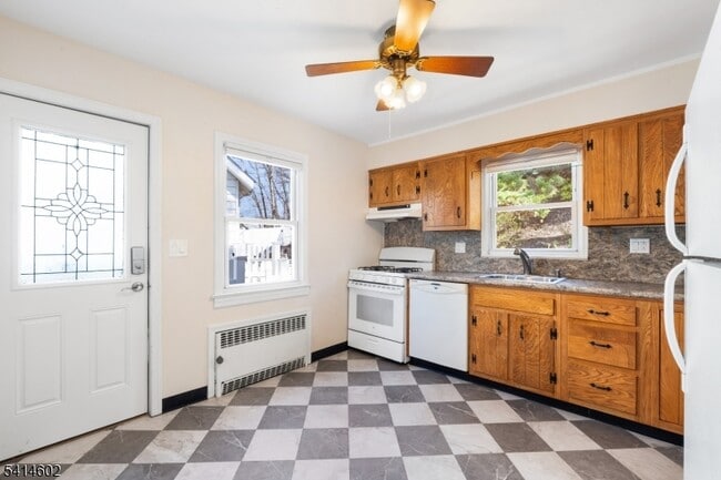 Building Photo - 83 Chestnut Hill Dr W