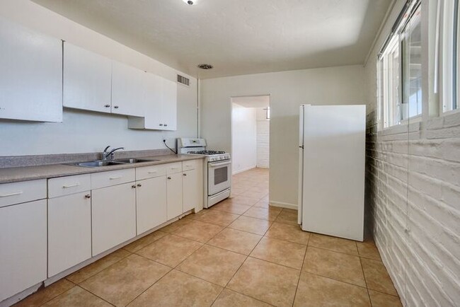 Building Photo - Bright 3-Bedroom Home Near Tucson’s Best A...