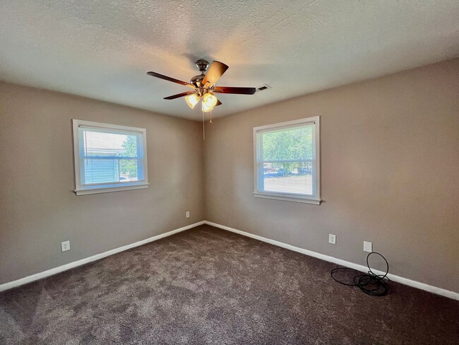 Building Photo - Gorgeous fully renovated 4 bedroom home in...