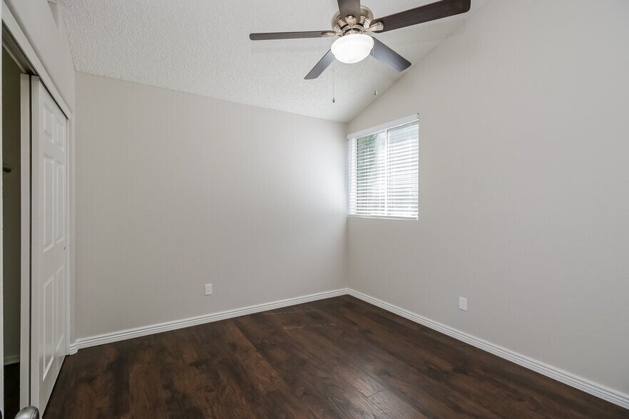 Building Photo - 441 S Maple