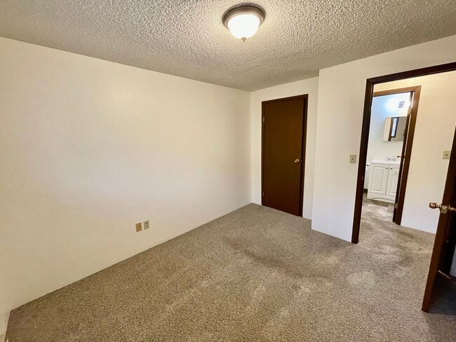 Building Photo - Convenient Location and Comfortable Living